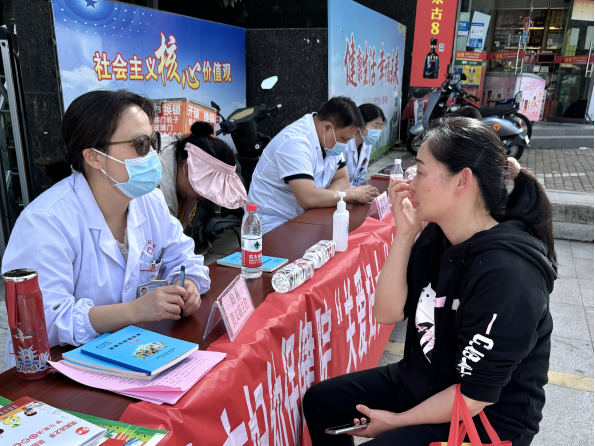 院網(wǎng)站-市婦幼保健院深入奧林花園社區(qū)開展義診活動111