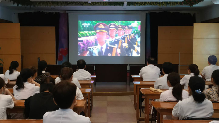 市婦幼保健院黨總支組織收看紀念中國人民抗日戰(zhàn)爭暨世界反法西斯戰(zhàn)爭勝利75周年向抗戰(zhàn)烈士敬獻花籃儀式